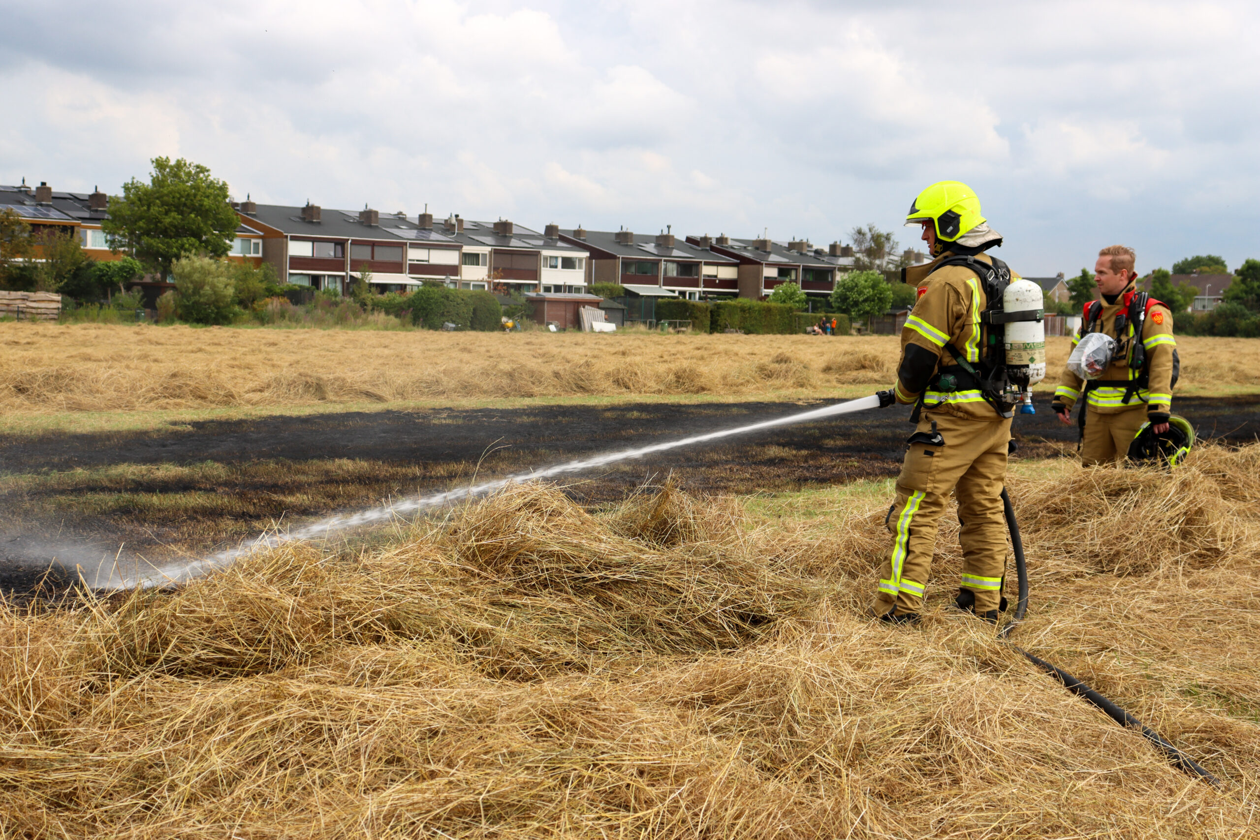 Buurtbewoners grijpen in met harken om grote brand te voorkomen