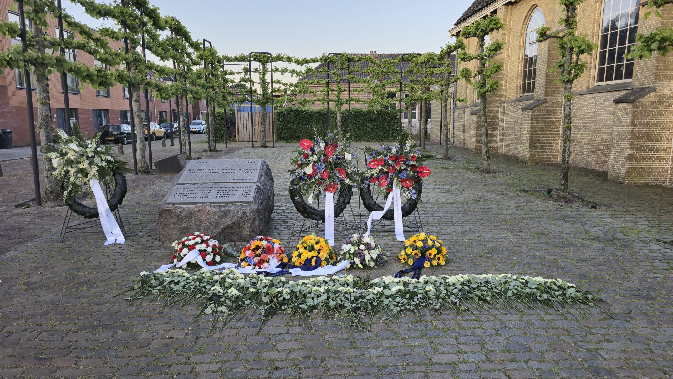 Bloemstuk verdwenen na Dodenherdenking bij Dorpskerk in Hoogvliet