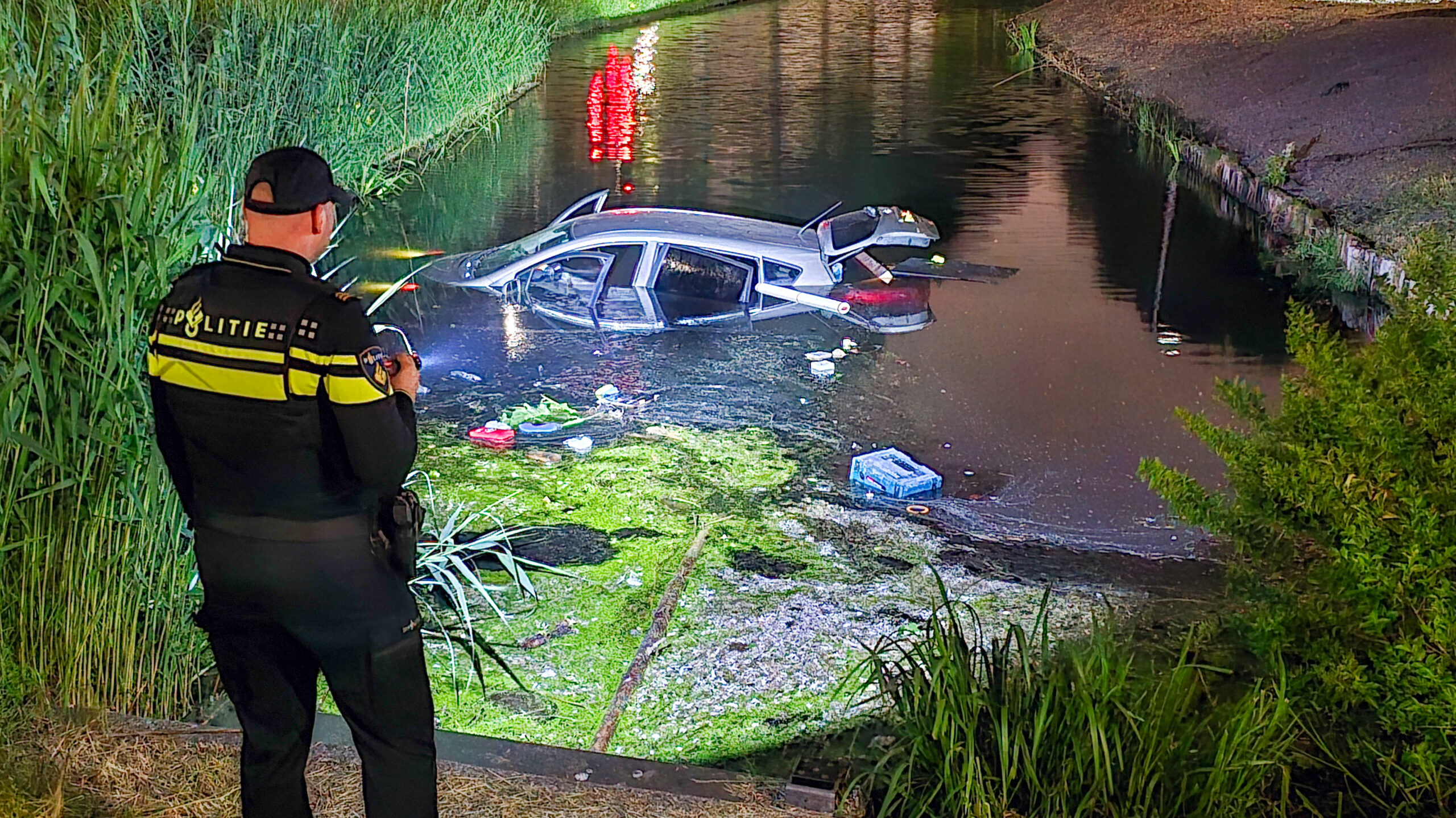 Auto te water aan de Schouw