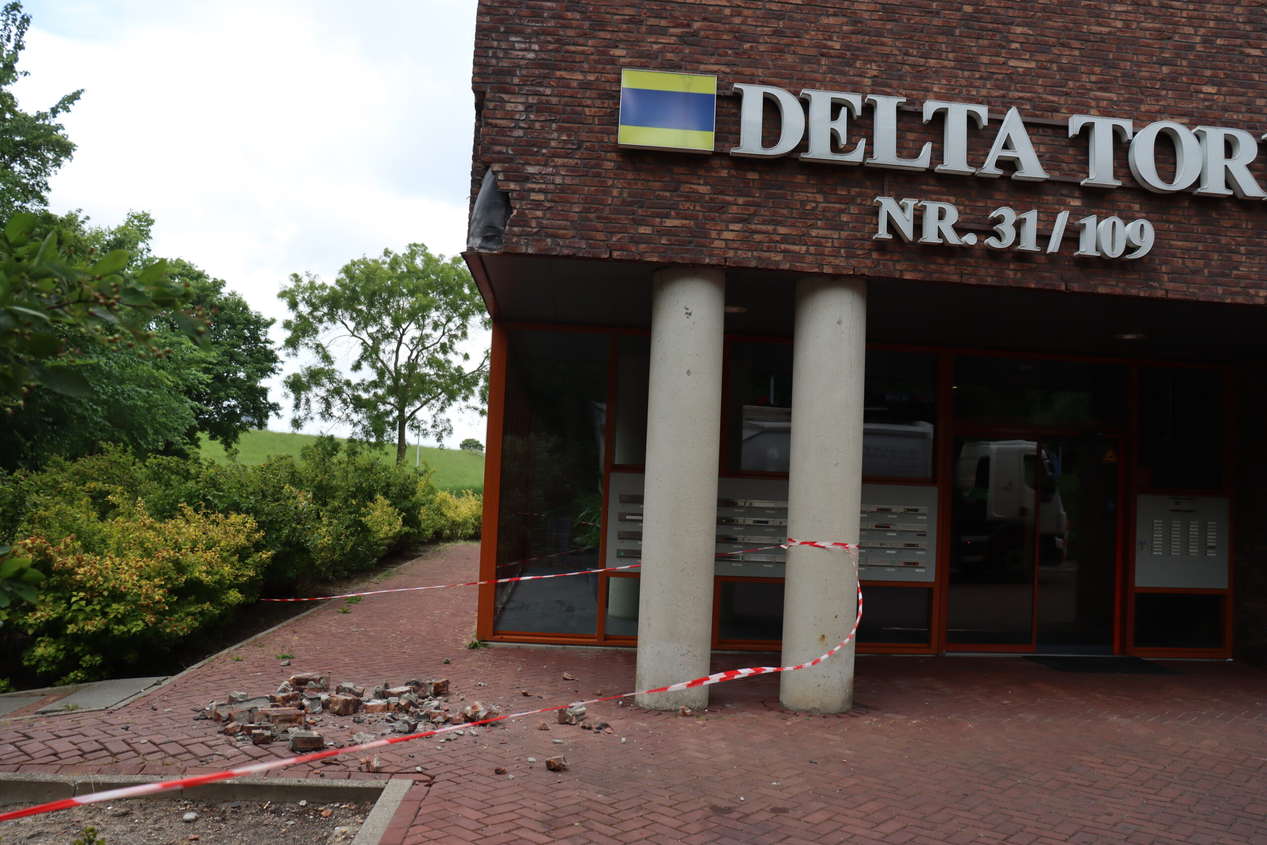 Gevel Delta Toren beschadigd door vuilniswagen