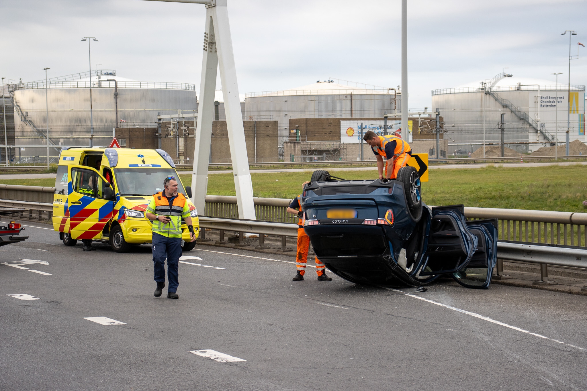 Ongeval Gaderingviaduct auto komt op dak terecht