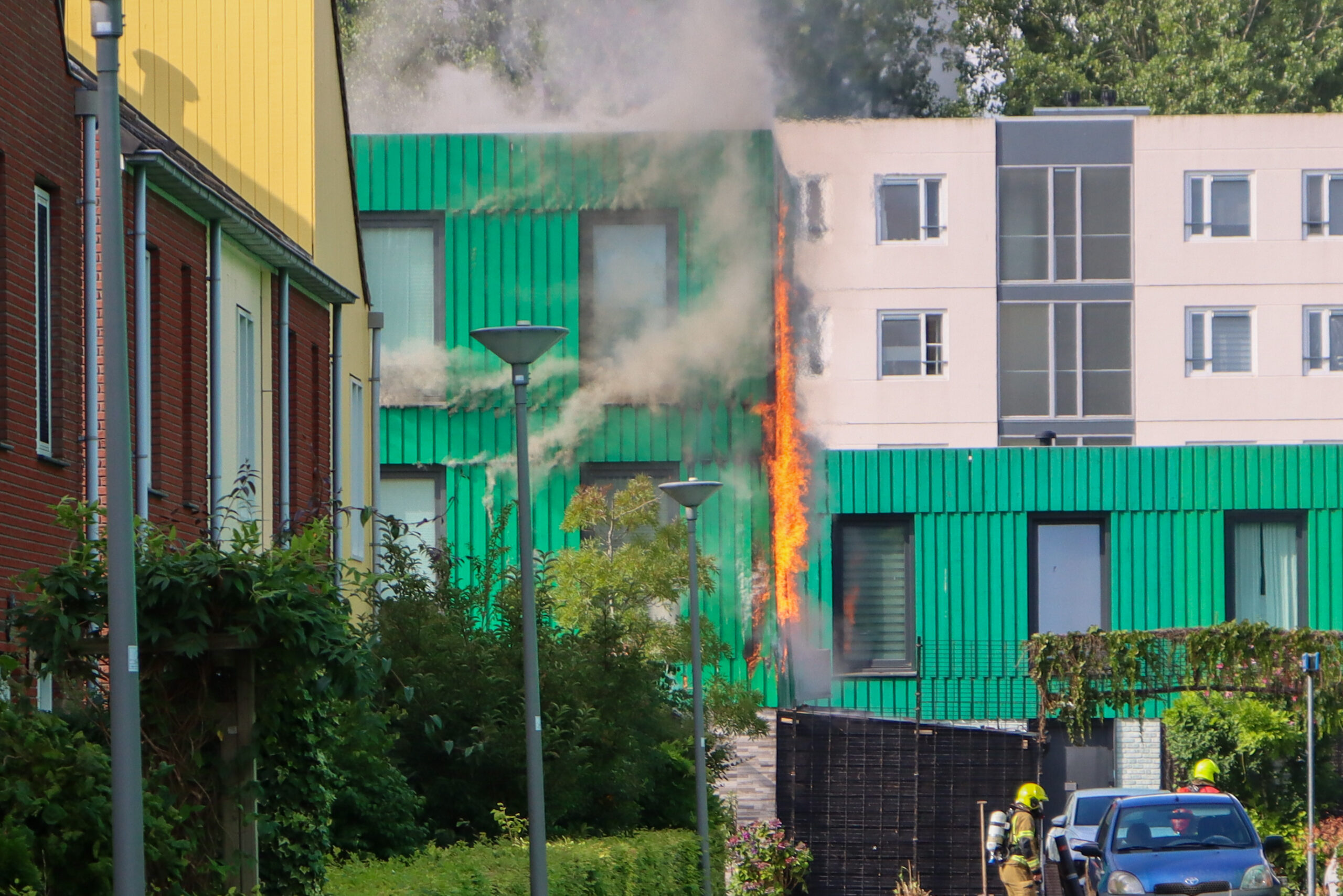Gevel woning Tarbotstraat vat vlam
